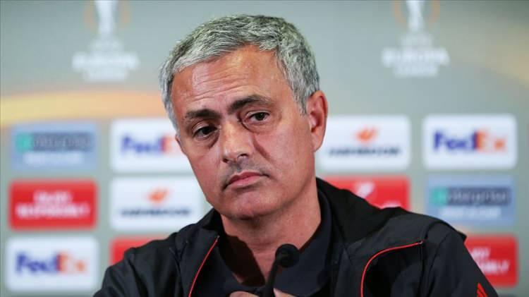 <p><strong>La Gazzetta dello Sport'ta</strong> yer alan haberde<strong>, "Şampiyonlar Ligi play-off turunda Benfica'ya karşı alınan yenilgi Mourinho'ya pahalıya mal oldu."</strong> ifadeleri kullanıldı.</p>
