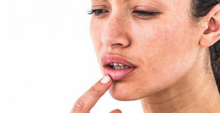 <p><span style="color:#000000"><strong>İngiliz gazetesi The Sun, kozmetik ve tıbbi dermatoloji uzmanı Dr. Nora Jaafa ile gerçekleştirdiği bir röportajla dudaklardaki değişim ve nedenlerini sıraladı.</strong></span></p>