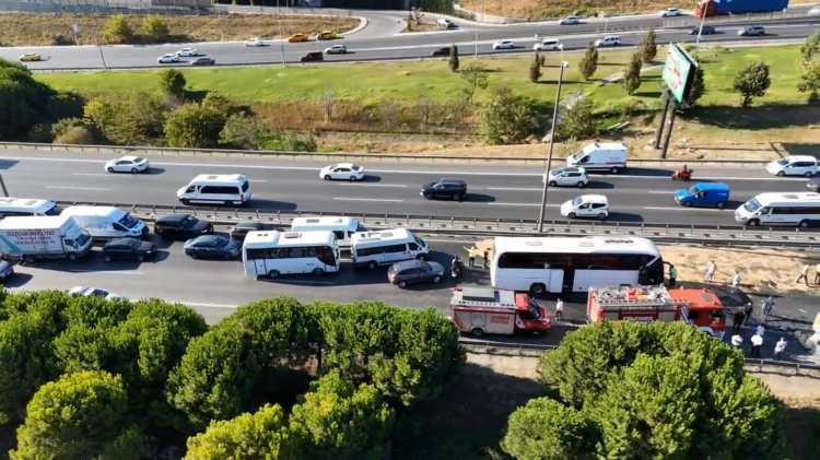 <p>Yaralıların hastanedeki tedavileri sürerken hayatını kaybeden yolcunun cenazesi Adli Tıp Kurumu Morguna götürüldü. Polisin kazayla ilgili incelemesi sürüyor.</p>
<p> </p>
