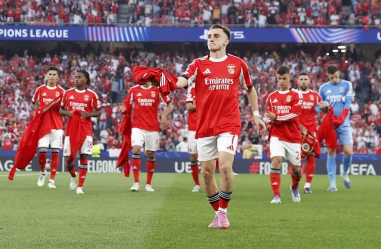 <p>Bu sonuçla UEFA Şampiyonlar Ligi'nden elenen sarı-lacivertliler, yoluna UEFA Avrupa Ligi'nde lig aşamasından devam edecek.</p>
