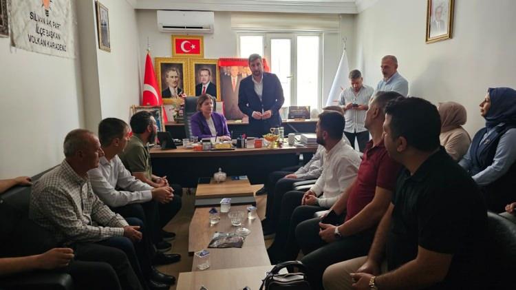 <p><span style="color:#FF0000"><strong>"AK PARTİ MİLLETİN ORTAK DEĞERLERİNİ TAŞIYAN BÜYÜK BİR AİLE"</strong></span></p>

<p> </p>

<p>Ataman, Cumhurbaşkanı Recep Tayyip Erdoğan’ın liderliğinde yol yürüyen AK Parti'nin yalnızca bir siyasi parti değil; milletin ortak değerlerini, kardeşliğini ve geleceğe dair umutlarını taşıyan büyük bir aile olduğunu söyledi. Ataman, <strong>"Bugün aramıza katılan kardeşlerimiz de bu ailenin kıymetli fertleri olmuşlardır. Daha önce aramıza katılan tüm dava arkadaşlarımızla birlikte, yeni gelen kardeşlerimizi de aynı samimiyetle bağrımıza basıyor, şehrimize ve ülkemize hizmet yolunda hep birlikte çalışıyoruz"</strong> dedi.</p>
