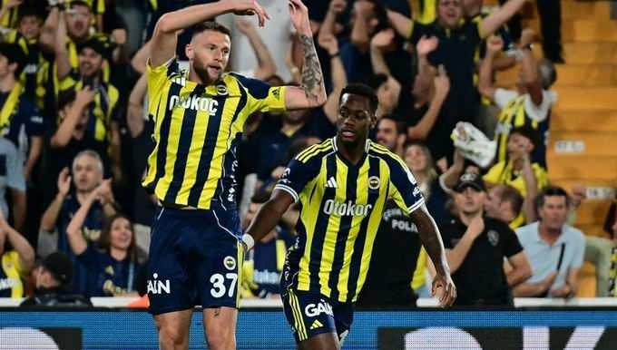 <p>Fenerbahçe, Benfica'yı yenerse ayak bastı parası olarak 24.8 milyon Euro'yu kasasına koyacak.</p>