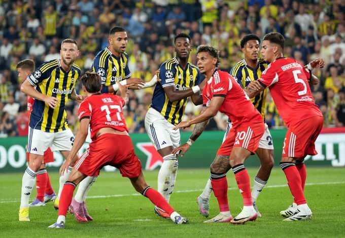 <p>Sarı-lacivertliler, Kadıköy'de 0-0 biten karşılaşmanın rövanşında Benfica'yı Portekiz'de elerse 2008- 2009 sezonundan sonra adını yeniden Şampiyonlar Ligi gruplarına yazdıracak ve tam 16 yıllık özlem bitecek.</p>