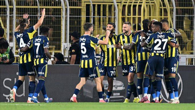 <p>Fenerbahçe'de Mourinho yönetiminde futbolcular bu karşılaşmanın hazırlıklarını en iyi şekilde sürdürdü ve maça hazır hale geldi.</p>