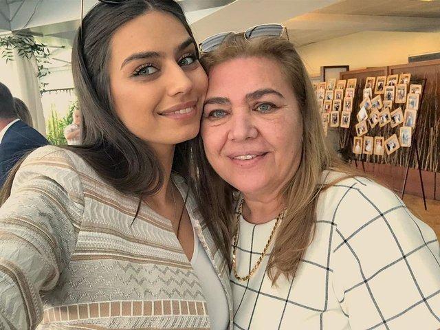 <p><span style="color:#000000"><strong>Ünlü ismin annesini görenler "Güzelliğini annenden almışsın", "Asıl kraliçe annenmiş" ve "Maşallah, güzellik genetik" şeklinde yorumlarda bulunuyor.</strong></span></p>