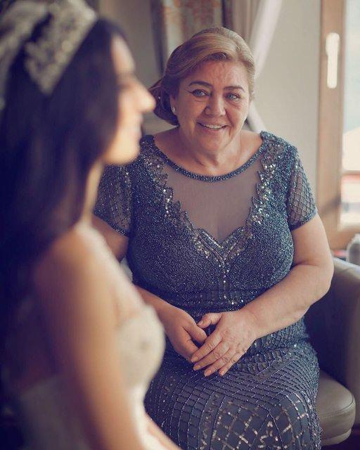 <p><span style="color:#0000FF"><em><strong>İşte, Amine Gülşe ve annesi Gülter Gülşe...</strong></em></span></p>