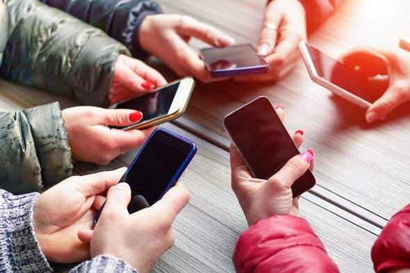 <p><span style="color:#800000"><strong>Milyonlarca kişi tarafından kullanılan popüler bir VPN uygulamasının, kullanıcıların izni olmadan cihazlara ait parmak izi verilerini topladığı ve ekran görüntülerini kaydettiği ortaya çıktı. Uzmanlar o uygulamanın telefondan silinmesi gerektiğinin altını çizen bir bildiri yayınladı.</strong></span></p>