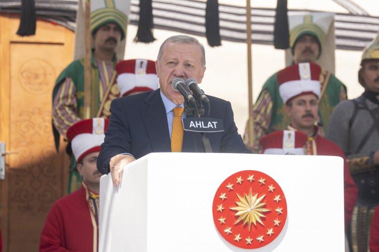 <p><span style="color:rgb(51, 51, 51)">Cumhurbaşkanı Erdoğan, Ahlat Mesire Alanı'nda düzenlenen Ahlat Etkinlik Alanı Programı'nda önemli açıklamalarda bulunarak 'Terörsüz Türkiye' süreci ile ilgili önemli mesajlar verdi. </span></p>