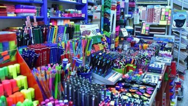 <p><span style="color:#B22222"><strong>2025-2026 eğitim-öğretim yılına sayılı günler kala, okul alışverişi telaşı tüm velileri sardı. Defter, kalem, çanta ve diğer kırtasiye malzemeleri raflardaki yerini alırken, uzmanlardan önemli bir uyarı geldi: Bazı kırtasiye ürünleri çocukların sağlığını tehdit ediyor!</strong></span></p>