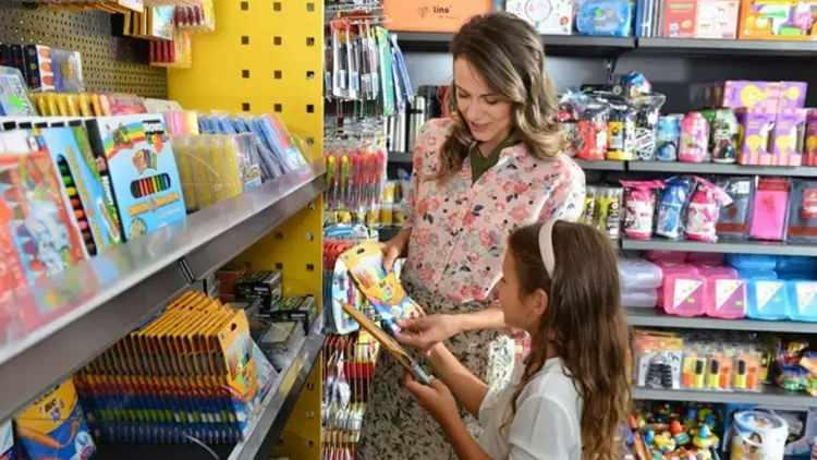 <p>Piyasada satılan bazı düşük kaliteli ve markasız kırtasiye ürünlerinde zararlı kimyasalların bulunduğuna dikkat çeken uzmanlar, özellikle fitalat, benzen ve ağır metaller gibi maddelerin çocuk sağlığı açısından ciddi tehlike oluşturduğunu belirtiyor.</p>