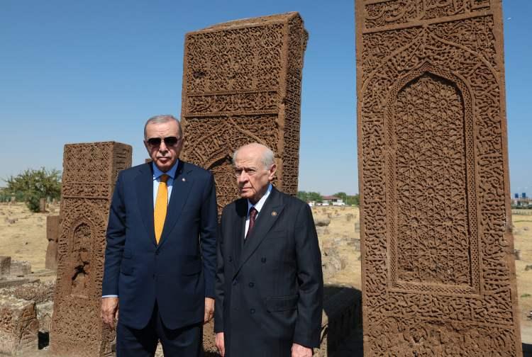 <p>Erdoğan burada yaptığı konuşmada "<strong>Son düzlüğe varmış bulunuyoruz. Biraz daha sabır, gayret ve dikkatle bu düzlüğü de geçecek, menzili maksudumuza suhuletle vasıl olacağız</strong>" derken ikili daha sonra kabristan ziyareti yaptı. </p>
