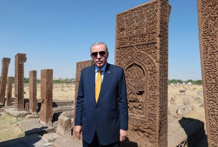 <p><span style="color:rgb(67, 67, 67)">Malazgirt Zaferi'nin 954. yıl dönümü etkinlikleri için Ahlat'a gelen Erdoğan, UNESCO Dünya Kültür Miras Geçici Listesi'ndeki dünyanın en büyük Türk İslam mezarlıklarından biri olan Selçuklu Meydan Mezarlığı'na ziyarette bulundu.</span></p>
