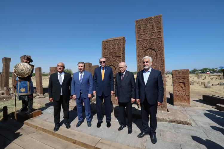 <p><span style="color:rgb(67, 67, 67)">Erdoğan ve Bahçeli, mezarlık girişinde şehit aileleri ve gazilerle selamlaştı, sohbet etti ve fotoğraf çektirdi.</span></p>