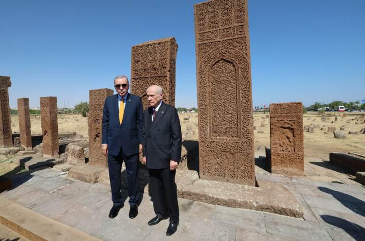 <p><span style="color:rgb(67, 67, 67)">Mezarlıkta saygı nöbeti tutan ve Selçuklu Alp kıyafeti giyen Jandarma Genel Komutanlığı Birliği'ni selamlayan Cumhurbaşkanı Erdoğan ve Bahçeli, görevli askerin Selçuklu dönemi saygı nöbeti tekmilini okumasının ardından şahidelerin bulunduğu alana geçti.</span></p>