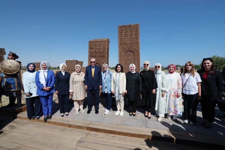 <p><span style="color:rgb(67, 67, 67)">Cumhurbaşkanı Erdoğan'a, Cumhurbaşkanı Yardımcısı Cevdet Yılmaz, MHP Genel Başkanı Devlet Bahçeli, BBP Genel Başkanı Mustafa Destici, HÜDA PAR Genel Başkanı Zekeriya Yapıcıoğlu, DSP Genel Başkanı Önder Aksakal, Diyanet İşleri Başkanı Prof. Dr. Ali Erbaş, Cumhurbaşkanlığı Kabinesi üyeleri ve kuvvet komutanları da eşlik etti.</span></p>