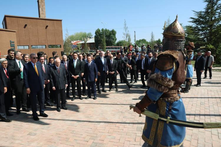 <p><span style="color:rgb(67, 67, 67)">Burada şehitler için dua eden Erdoğan, beraberindekilerle fotoğraf çektirdi.</span></p>