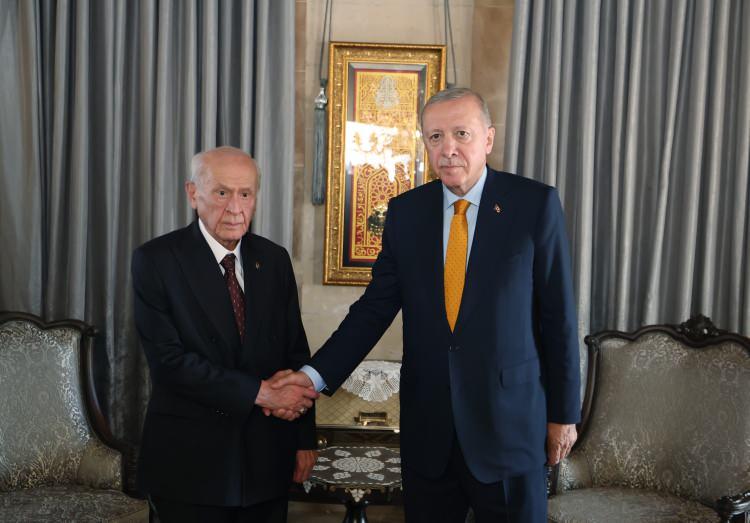 <p><span style="color:rgb(178, 34, 34)"><strong>BAHÇELİ İLE SOHBET ETTİLER</strong></span></p>

<p>Erdoğan, burada MHP Genel Başkanı Devlet Bahçeli ile de görüşerek, bir süre sohbet etti. İkilinin neşeli anları objektiflere yansıdı.</p>
