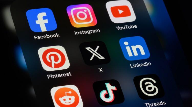 <p><strong>KONUM VERİLERİ NEDEN BU KADAR KRİTİK?</strong></p>
<p>Akıllı telefonların topladığı konum verileri iki kategoriye ayrılıyor: genel konum (yalnızca bulunduğunuz bölgeyi gösteren) ve hassas konum (GPS, Bluetooth ve IP adresi üzerinden kesin koordinatları belirleyen). Surfshark CTO’su Donatas Budvytis, hassas konum bilgilerinin en değerli kullanıcı verileri arasında yer aldığını belirterek şunları söyledi:</p>
<p> </p>