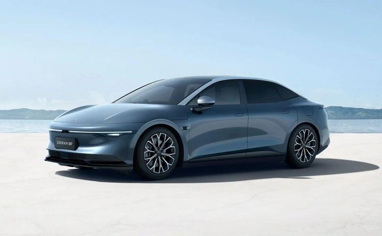 <p>Çinli Zeekr markası da bunlarından biri. 2025 Zeekr 007 sedan modelini ikinci nesil Golden Battery paketiyle tanıttı.</p>
<p> </p>