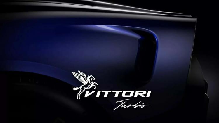 <p><span style="color:#A52A2A"><strong>İKONİK MARKALARIN İZLERİNİ TAŞIYOR</strong></span></p>
<p> </p>
<p>Tasarımında Alfa Romeo, Bugatti ve Lamborghini gibi markalardan esinlenilen model, at nalı şeklindeki ön ızgarası, ince farları, çift balonlu tavanı ve X biçimli arka farlarıyla dikkat çekiyor.</p>