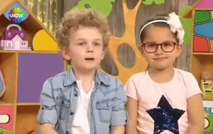 <p>Türkiye televizyonlarının sevilen çocuk yarışma programı 'Çocuktan Al Haberi'ndeki minikler sevimli halleriyle programa damga vurmuştu. Bu programda ayrıca 'Güneş Çocuk' olarak anılan Poyraz Fidan mavi gözleri ve sarı saçlarıyla ilgi toplamıştı.</p>