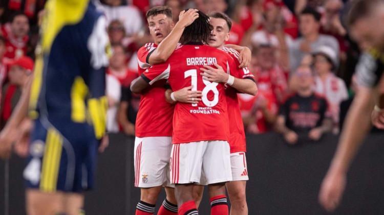 <p>Bu sonuçla birlikte Benfica, UEFA Şampiyonlar Ligi'nde lig aşamasına kalmayı başardı. Fenerbahçe ise yoluna UEFA Avrupa Ligi'nde devam edecek.</p>