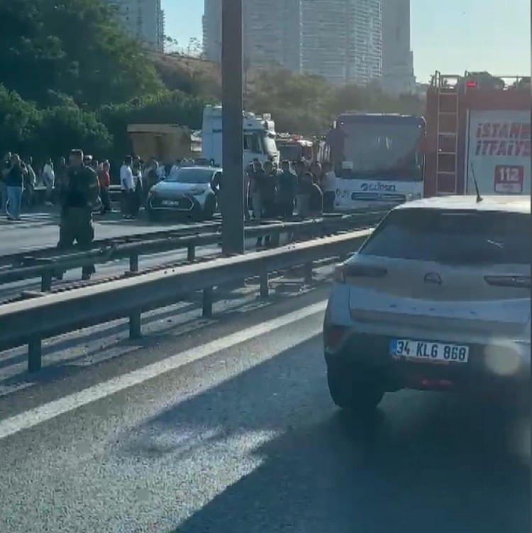 <p>Kaza saat 07.00 sıralarında TEM Otoyolu Edirne istikameti Başakşehir mevkiinde meydana geldi. Henüz bilinmeyen bir nedenle servis minibüsüyle hafriyat kamyonu çarpıştı. </p>
