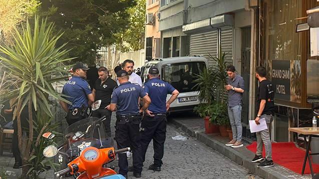<p><strong><span style="color:#A52A2A">YENİ DETAYLAR ORTAYA ÇIKTI</span></strong></p>
<p>Polis ekiplerinin yaptığı çalışmalar sonunda yemek yedikleri iş yerleri tespit edildi. Şahısların Beyoğlu'nda yemek yedikleri 2 işletme sahipleri E.K., B.K., A.K. ve T.M.Ç. şüpheli olarak yakalandı.</p>