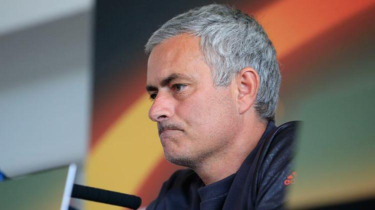 <p><strong>Foot Mercato</strong> ise <strong>"Türkiye'de büyük bomba"</strong> manşetiyle "Fenerbahçe, Jose Mourinho'yu kovdu" ifadelerini kullandı.</p>