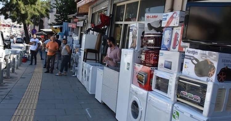 <p>Spotçular, öğrencilerin uygun fiyatlı seçeneklere yöneldiğini belirtiyor. Bir öğrencinin evini döşemesinin maliyeti, bölgeye göre 30 ila 50 bin lira arasında değişiyor.</p>
<p> </p>
<p>Yeni Şafak.com'da yer alan habere göre İstanbul’a eğitim için gelen öğrencilerin ilk duraklarından biri olan spot piyasası ele alındı. </p>
<p> </p>
<p> </p>