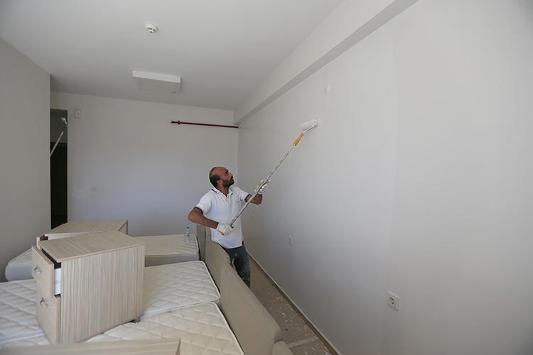 <p><span style="color:#B22222"><strong>Öğrencilere özel kampanya yapıyoruz</strong></span></p>
<p> </p>
<p>Bazı spotçular ise yeni döneme hazırlık kapsamında<em><strong> “öğrenci kampanyaları”</strong></em> başlattıklarını belirtiyor. Çekyat veya baza alana, masa-sandalye setinde indirim yapan satıcılar, öğrencileri mağazalarına çekmeye çalışıyor.</p>