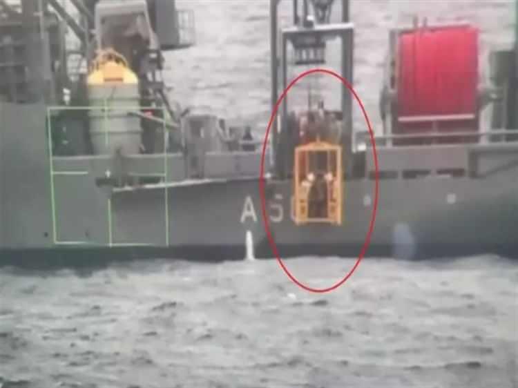 <p><strong>GEMİNİN ÖNÜNDE SÜRTME İZLERİ</strong><br />
Halit Yukay'ın parçalanmış yatına çarptığı öne sürülen geminin radar hareketleri ortaya çıkarken, Sahil Güvenlik ekiplerinin incelemesinde; kuru yük gemisinin ön tarafında sürtme izleri olduğu tespit edildi. Yalova Cumhuriyet Başsavcılığı, bölgedeki gemi trafiği ile 'Arel 7'nin rotasını mercek altına aldı. Gemideki sürtme izlerini gösteren 2 fotoğraf karesi de soruşturma dosyasına girdi. Kazadan 1 gün önce Çanakkale'de çekilen fotoğrafta geminin önünde herhangi bir iz görülmezken, 5 Ağustos'ta geminin yükünü götürdüğü İzmit'te çekilen fotoğrafta, 'Arel 7'nin önündeki belirgin iz ve darbe dikkat çekti.</p>
<p>Yukay'ın teknesine çarptığı değerlendirilen 'Arel 7' isimli kuru yük gemisinin İzmit Limanı'na geldiği anların görüntüsü de ortaya çıktı. Güvenlik kamerası görüntülerinde; 5 Ağustos'ta saat 04.00 sıralarında limana yanaşan 'Arel 7’nin kaptanı Cemal Tokatlıoğlu ile yanındaki mürettebatın saat 04.17’de gemiden inip, baş kısmına gelerek gemiye baktığı, ardından iskele baş tarafta durup, tekrar gemiye baktığı görüldü. Önünde belirgin sürtme izleri olduğu saptanan geminin fotoğraflarıyla birlikte bu görüntüler de soruşturma dosyasına girdi.</p>
<p>92 metre boyunda, 11 metre genişliğindeki geminin ön tarafındaki çiziklerin nasıl meydana geldiği araştırılırken, yük gemisinin sürtme izlerinin bulunduğu yerden ve Yukay'ın parçalanan teknesinde izlerin bulunduğu kısımdan alınan numuneler, Bursa Kriminal Polis Laboratuvarı Müdürlüğü'ne gönderildi. İnceleme sonucunda; Halit Yukay'ın parçalanan teknesi ile 'Arel 7'nin önündeki sürtme izlerindeki boya kalıntılarının eşleştiği belirtildi. Kriminal rapora göre, geminin tahrip olan ve ‘çarpma bölgesi’ olarak değerlendirilen kısmından alınan mikro düzeydeki örneklerle, Halit Yukay’ın teknesinden alınan örneklerdeki renk ve katmanların benzer fiziki yapıda olduğu tespit edildi.</p>
<p> </p>