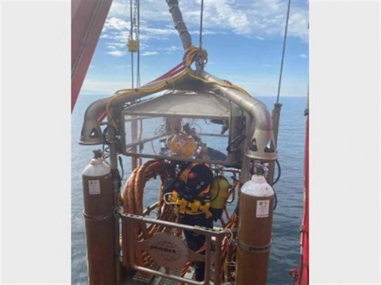 <p><strong>&lsquo;DENİZ Y&Uuml;ZEYİNDE Y&Uuml;ZEN TEKNE PAR&Ccedil;ALARINI G&Ouml;RD&Uuml;M&rsquo;</strong><br />
4 Ağustos&rsquo;ta &Ccedil;anakkale&rsquo;den aldığı &ccedil;imentoları İzmit Limanı&rsquo;na g&ouml;t&uuml;rmek &uuml;zere yola &ccedil;ıkan ve Halit Yukay&rsquo;ın teknesine &ccedil;arptığı ş&uuml;phesiyle, Yalova Sahil G&uuml;venlik Komutanlığı tarafından durdurulan &lsquo;Arel 7&rsquo;nin demirlediği Yalova demir sahasında, m&uuml;rettebatın ifadelerine de başvuruldu.&nbsp;</p>
