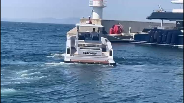 <p>Yukay&rsquo;la son konuşan kişi olan Tatlıtuğ ifadesinde,<strong> &ldquo;En son 4 Ağustos Pazartesi g&uuml;n&uuml; saat 17.09'da kendisi ile 37 saniye WhatsApp hattı &uuml;zerinden telefon g&ouml;r&uuml;şmem oldu. Yunanistan'da olduğum i&ccedil;in ve Yalova'dan avara olan arkadaşım, b&ouml;lgeden dolayı telefon &ccedil;ekmediği i&ccedil;in, bu kanaldan g&ouml;r&uuml;şme yapıyorduk. Bunun &ouml;ncesinde saat 14.28'de Halit Yukay&rsquo;dan telefon geldi, m&uuml;sait olamadığım i&ccedil;in telefonu a&ccedil;amadım. Hemen arkasından Halit Yukay&rsquo;dan 14.29'da, &ldquo;Kıvan&ccedil; selamlar servis geldi. Yarın par&ccedil;ayı gelip takacaklar. Ben de yola &ccedil;ıktım. Yarın yanındayım, &ccedil;ok selamlar&rdquo; yazdı. 15.10'da kendisini aradım, cevap vermedi denizde olduğu i&ccedil;in. 15.14'te geri aradı, yine ben cevap veremedim. Karşılıklı meşgul durumumuz oldu. 17.09'da ben onu aradığımda telefonuma cevap verdi. 37 saniyelik bir g&ouml;r&uuml;şmemiz oldu. Sesi gayet rahattı ve g&uuml;r&uuml;lt&uuml;s&uuml;z bir yerden geliyordu. Kendisi ile telefonla konuştuğumda, bana her şeyin yolunda olduğunu, yola &ccedil;ıktığını ve havanın da k&ouml;t&uuml; olmadığını, her şeyin gayet g&uuml;zel gittiğini, bana son derece rahat bir ses tonuyla s&ouml;yledi&rdquo; </strong>dedi.</p>

<p>&nbsp;</p>
