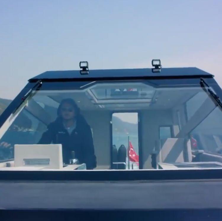 <p>Ondan dolayı telefon &ccedil;eker, bir s&uuml;re sonra konuşuruz diye telaş etmedim. Ara ara s&uuml;rekli aramalara ve mesaj g&ouml;ndermelere devam ettim. Şarjının bitmiş olduğunu d&uuml;ş&uuml;nd&uuml;m.&nbsp;</p>
