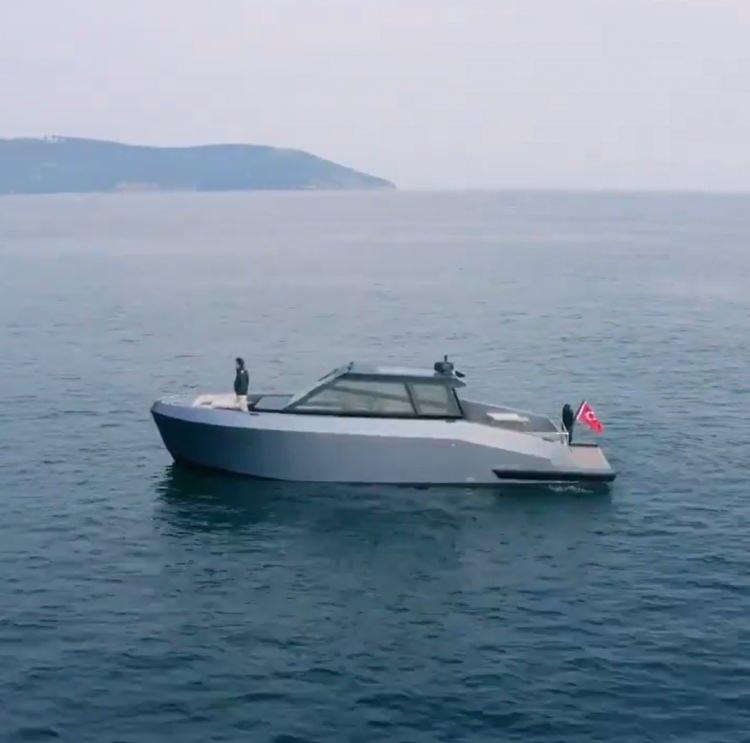 <p>Daha sonra Halit Yukay&rsquo;ın ekibinden Eren'e telefon a&ccedil;tım. Kendisi bu durumun, yani Halit'in telefonlara cevap vermeme durumunun, oradaki hattın gitmiş olmasından dolayı olabileceğini, normalde seyirdeyken b&ouml;yle ulaşılamadığı durumların az olduğu, ama telaş etmememiz gerektiğini, daha sonrasında kendisinin de aramaya devam edeceğini s&ouml;yledi.&nbsp;</p>
