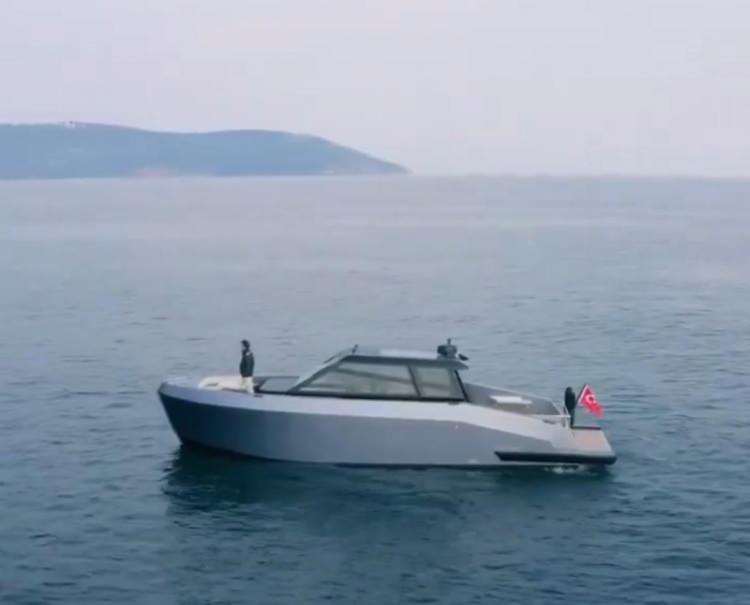 <p>Seyir sırasında gemide kaptanla birlikte 13 m&uuml;rettebat olduğu &ouml;ğrenilirken, ifadesinde g&ouml;zc&uuml; ve yardımcısının kaza saatlerinde yemeğe indiğini s&ouml;yleyen kaptan Cemal Tokatlıoğlu'nun &lsquo;otomatik kaptan&rsquo; sistemini a&ccedil;arak yerini terk ettiği ihtimalinin, kazaya neden olduğu değerlendiriliyor.</p>

<p>&nbsp;</p>
