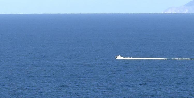 <p>Sancak tarafta, su &uuml;zerinde d&ouml;nm&uuml;ş şekilde tekne par&ccedil;aları g&ouml;rd&uuml;m. Aşağı yemekhaneye gittim.&nbsp;</p>
