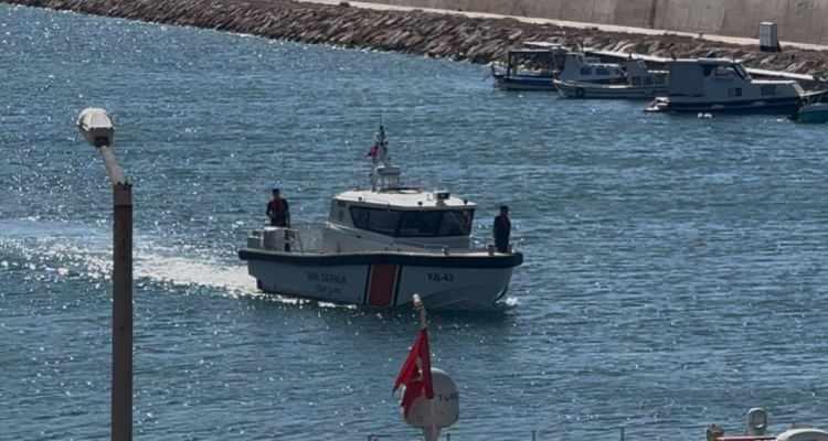 <p>Usta gemici Metin Sarı (50) ifadesinde, &Ccedil;anakkale Boğazı&rsquo;nı ge&ccedil;tikten sonra saat 08.00&rsquo;da vardiyasını teslim edip, saat 16.30&rsquo;a kadar geminin baş&uuml;st&uuml;nde boya yaptığını s&ouml;yleyerek, <strong>&ldquo;Sonrasında yemek hazırlığı yaptık. Tavuk pişiriyorlardı. Yardım etmek i&ccedil;in pişen tavukları aşağı indirdim ve &ccedil;iğ etleri yukarı &ccedil;ıkardım. Aşağıya tavuk almaya indiğim esnada, gemide bir titreşim oldu. &Ccedil;ıktığım esnada, deniz y&uuml;zeyinde y&uuml;zen par&ccedil;alar g&ouml;rd&uuml;m. Tekne par&ccedil;alarına benziyordu. Tekne par&ccedil;alarını cep telefonumla video kaydına aldım. Gemi, y&uuml;zen tekne par&ccedil;aları etrafında manevra yaptı. Sonra rotamızda devam etik. Video &ccedil;ekerken yanımda 2'nci kaptan da vardı. G&ouml;rd&uuml;ğ&uuml;m batık tekne par&ccedil;aları &lsquo;S&uuml;vari&rsquo; beyin bilgisi dahilindeydi. O y&uuml;zden başka yere bilgi vermedim&rdquo; </strong>dedi.</p>

<p>&nbsp;</p>
