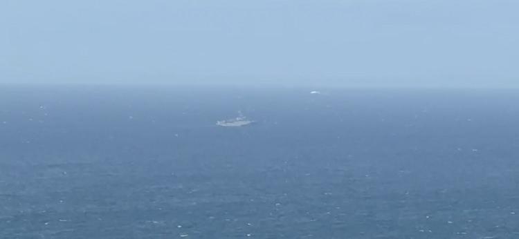 <p>B&uuml;t&uuml;n personel g&uuml;verteye &ccedil;ıktı. Saat 17.20 sularında gemi biraz ilerledikten sonra, sancak taraftan manevra yaptı.&nbsp;</p>
