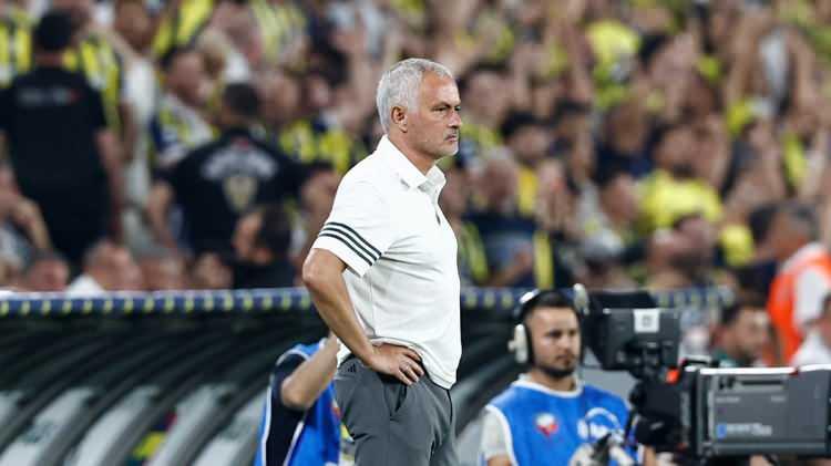 <p>AYRILIK GERÇEKLEŞTİ: NE KADAR TAZMİNAT ALACAK? </p>

<p> </p>

<p>Öyle ki Mourinho, çalıştırdığı takımlarda kovulduktan sonra aldığı yüksek tazminatlarla dünya futbolunda öne çıkmış bir isim.</p>

<p> </p>

<p>Peki, Mourinho geçmişte hangi kulüpten ne kadar tazminat aldı?</p>

<p> </p>

<p>Mourinho bugüne kadar çalıştığı kulüplerden toplamda 85.5 milyon sterlin tazminat aldı.</p>

<p> </p>

<p>Türk Lirası karşılığı ise tam 3.794 milyar TL!</p>
