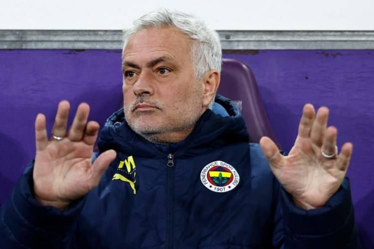 <p>Şampiyonlar Ligi'nde Benfica'ya elenen Fenerbahçe'de, beklenen ayrılık resmiyet kazandı.</p>
