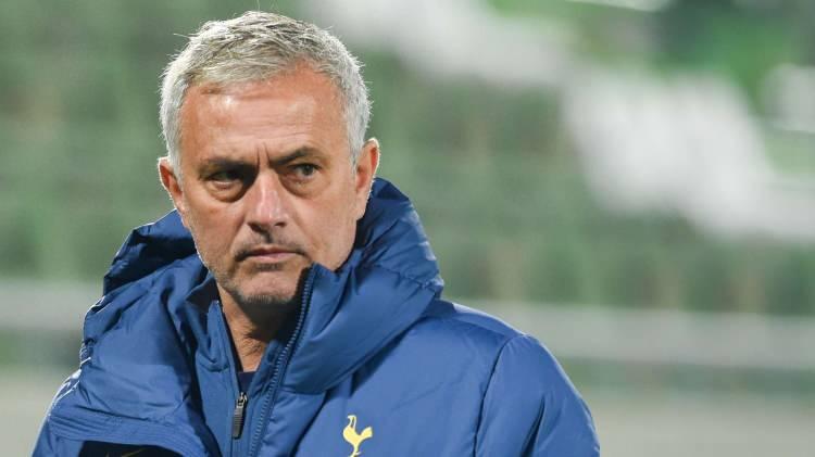 <p><span style="color:#B22222"><strong>Tottenham (2021): </strong></span></p>
<p> </p>
<p>İngiltere Premier Lig ekibi Tottenham’da geçirdiği süre zarfında büyük başarı elde edemeyen Mourinho, 2021 yılında Tottenham’dan ayrılırken kulüpten 18 milyon sterlin tazminat aldı.</p>
<p> </p>