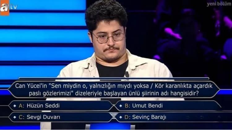 <p>50 bin TL'lik baraj sorusunda yarışmacının karşısına, "Can Yücel'in 'Sen miydin o, yalnızlığın mıydı yoksa/ Kör karanlıkta açardık paslı gözlerimizi' dizeleriyle başlayan ünlü şiirin adı hangisidir?" sorusu çıktı.</p>
<p> </p>
