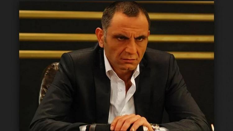<p>Sakallı ve daha fit haliyle dikkat çeken oyuncuya, sosyal medyada “Yıllar ona yaradı” ve “Memati resmen değişimgeçirmiş” gibi yorumlar yapıldı.</p>