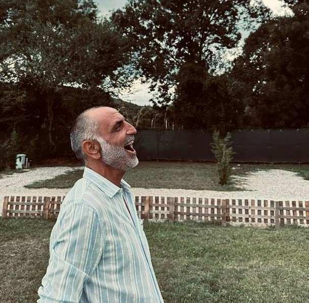 <p>Sevenleri ise &ldquo;Memati&rdquo; karakterinin &uuml;zerinden yıllar ge&ccedil;se de G&uuml;rkan Uygun&rsquo;un karizmasından hi&ccedil;bir şey kaybetmediği g&ouml;r&uuml;ş&uuml;nde.</p>
