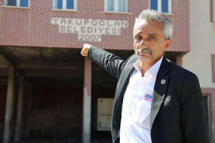 <p>O günden itibaren hukuki mücadele yürüten Yakupoğlan köyü sakinleri, 12 yıllık beklentisine kavuştu. Köy muhtarı Mustafa Öztürk'ün girişimleri sonucu tekrar belde olmaya hak kazanan Yakupoğlanlılar, haberi sevinçle karşıladı.</p>