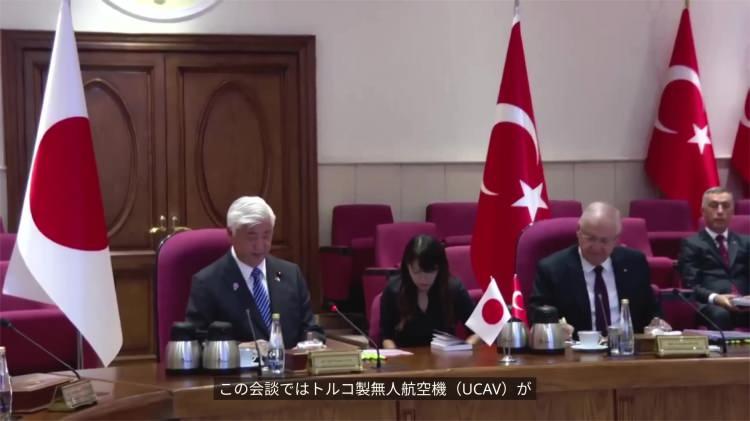 <p>Haberde, Japonya Savunma Bakanlığı'nın insansız hava sistemleri kabiliyetlerini güçlendirmeyi stratejik bir sütun olarak konumlandırdığı ve bütçede küçük taarruzi İHA'lar için 3 milyar yen (20,16 milyon ABD Doları), çok amaçlı taarruzi SİHA'lar için ise 6,9 milyar yen (46,78 milyon dolar) tahsis ettiği bilgisine yer verildi. Bu bütçenin, Baykar tarafından geliştirilip üretilen Bayraktar TB2 insansız hava aracının test amaçlı envantere katılması için kullanılacağı ve Japon Kara Öz Savunma Kuvvetleri tarafından deneme testlerinin yapılacağı aktarıldı.</p>