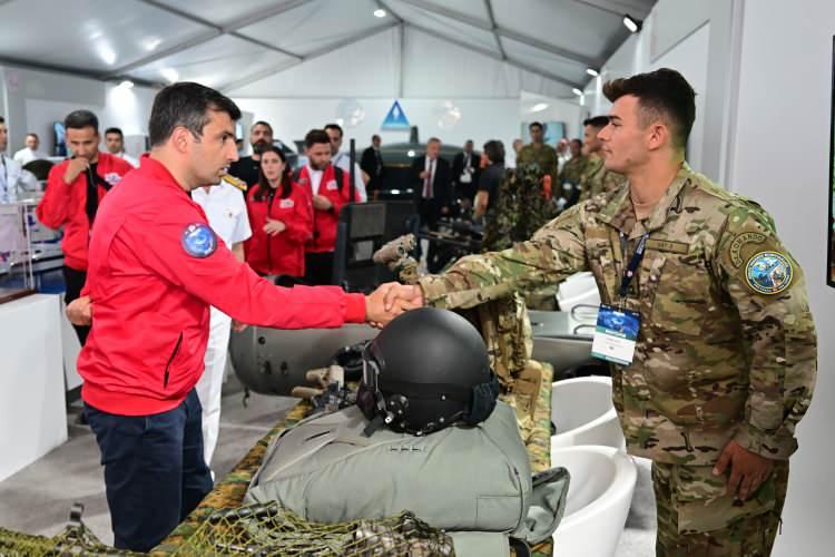 <p>Bunun yanı sıra TCG Anadolu, TCG İstanbul, TCG Burgazada, TCG Oruçreis, TCG Nusret, TCG Sakarya ve TCG Hızırreis gibi Türk donanmasının öne çıkan gemileri sergileniyor.</p>
<p> Bunun yanı sıra TCG Anadolu, TCG İstanbul, TCG Burgazada, TCG Oruçreis, TCG Nusret, TCG Sakarya ve TCG Hızırreis gibi Türk donanmasının öne çıkan gemileri sergilenecek. Sanal gerçeklik alanları, SAT ve SAS Komutanlığı'nın özel gösterileri, "Mavi Vatan Zaman Tüneli" ve çeşitli sergilerle ziyaretçilere iyi bir deneyim sunulması hedefleniyor.</p>
<p></p>