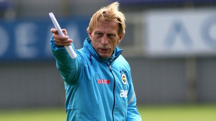 <p>2005–06 sezonunun sonunda, lig şampiyonluğunu Galatasaray’a kaptırmasının ardından görevinden ayrıldı. Daha sonra 2009–10 sezonunun sonunda da görevinden alındı.</p>
